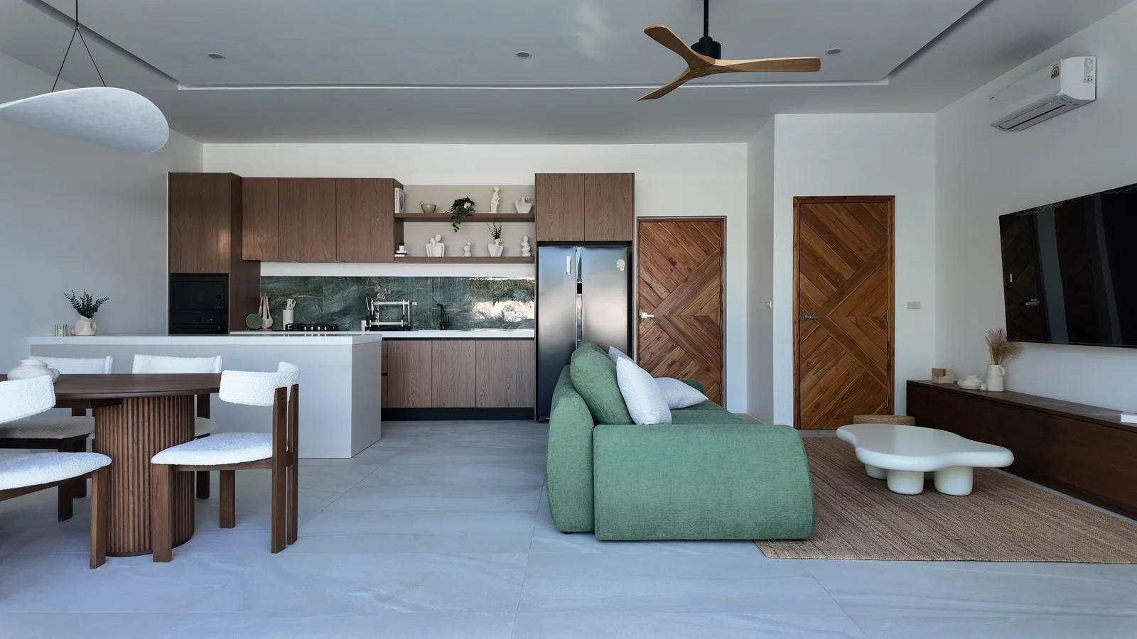 Séjour et cuisine ouverte d'une villa The Neem