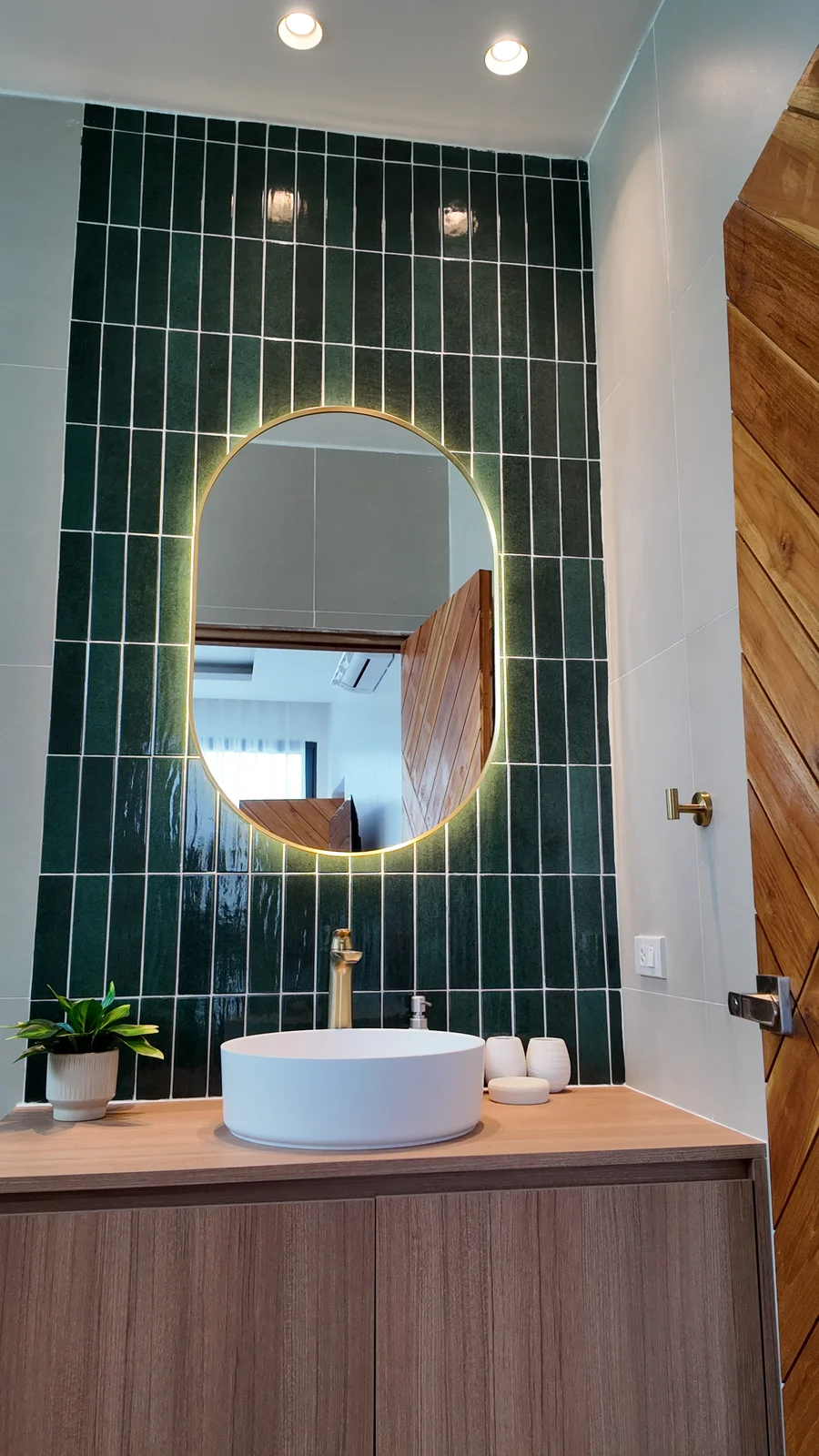 Salle d'eau avec miroir rétroéclairé, The Neem