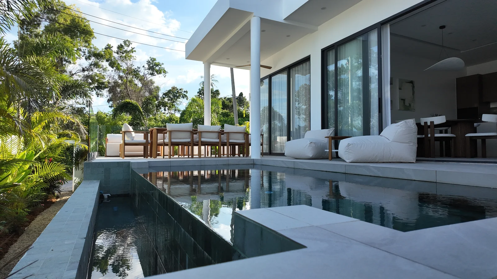 Piscine et terrasse d'une villa livrée à The Neem, Koh Samui