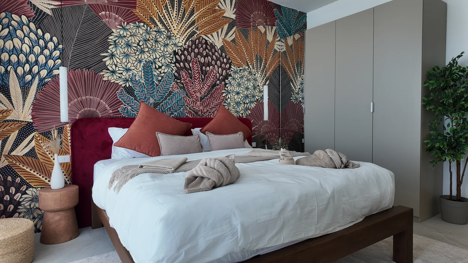 Chambre avec papier peint tropical, The Neem