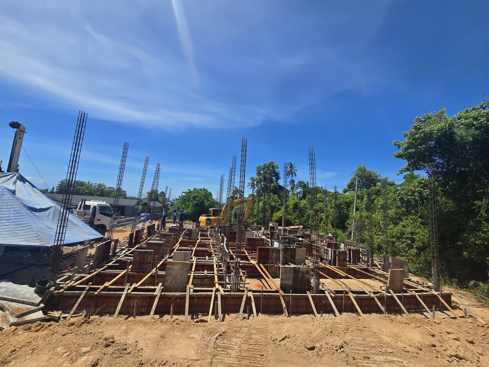 Coffrage des longrines sur un chantier suivi à Koh Samui