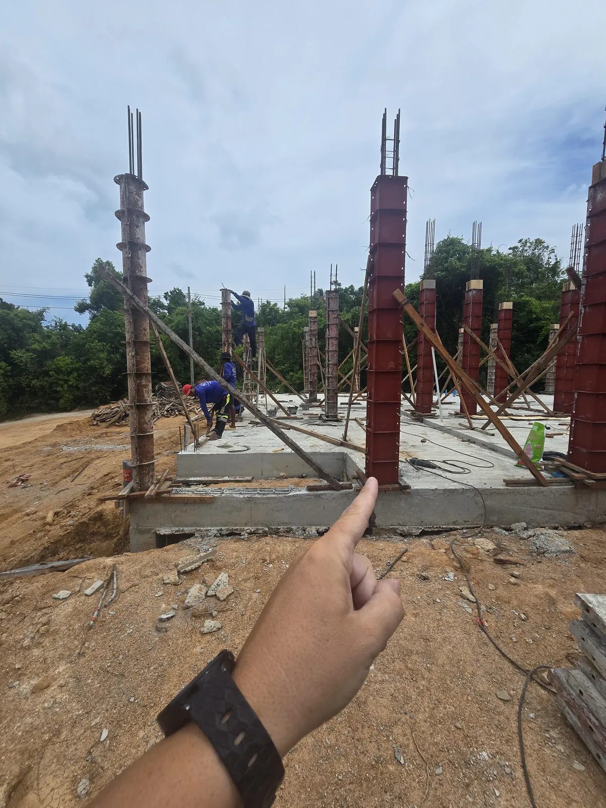Contrôle des poteaux coffrés sur un chantier à Koh Samui