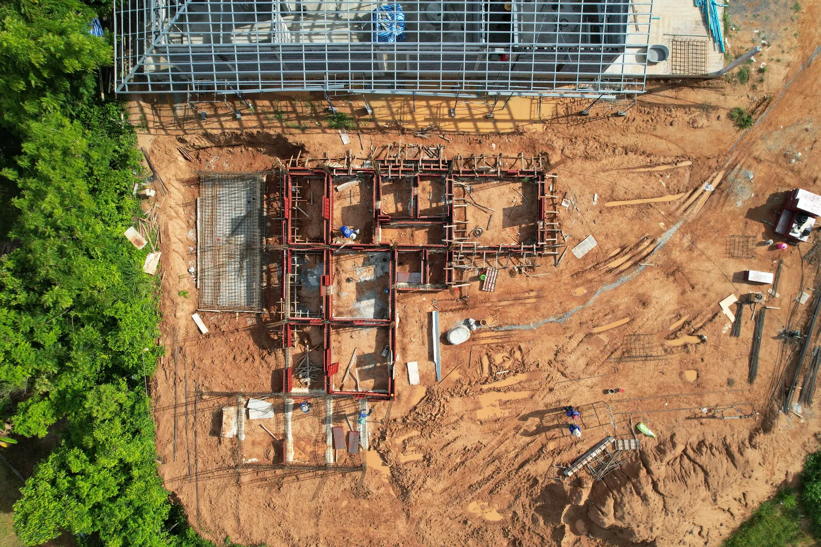 Vue drone à la verticale d'un chantier, implantation des fondations