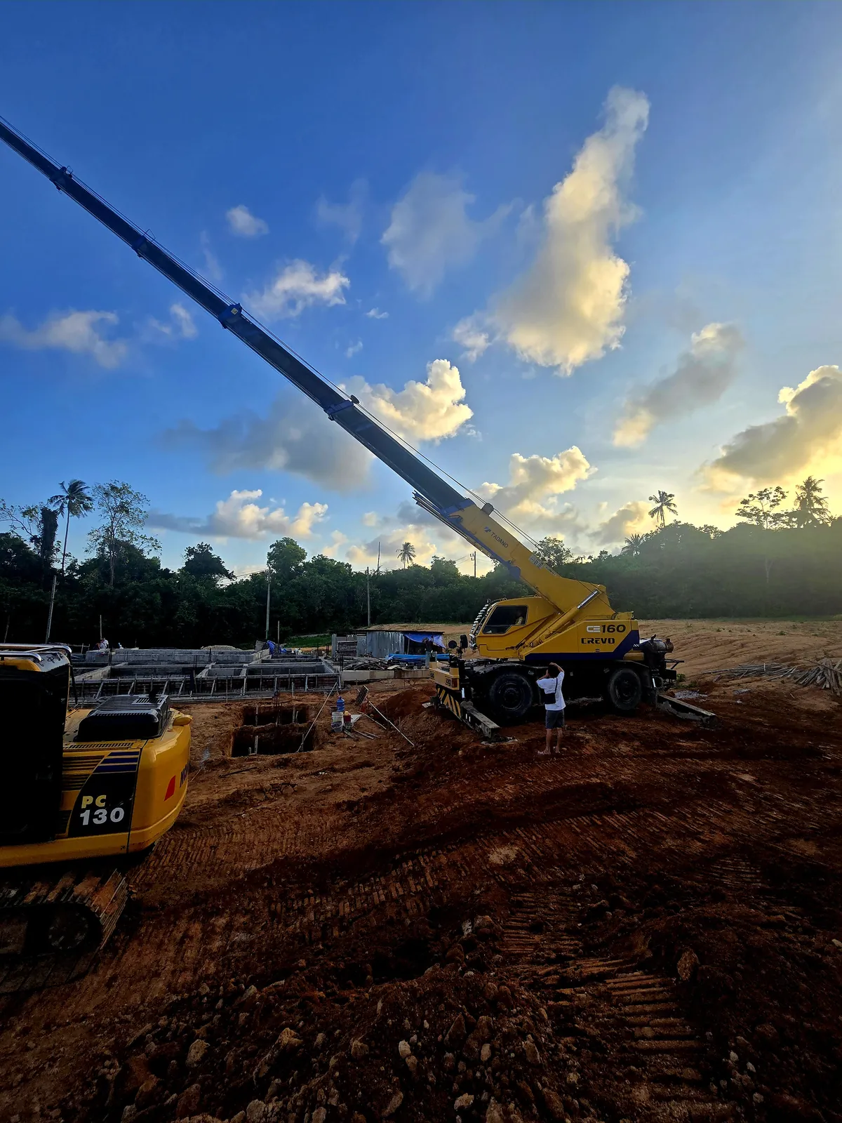 Grue et pelleteuse sur un terrain en terrassement à Koh Samui